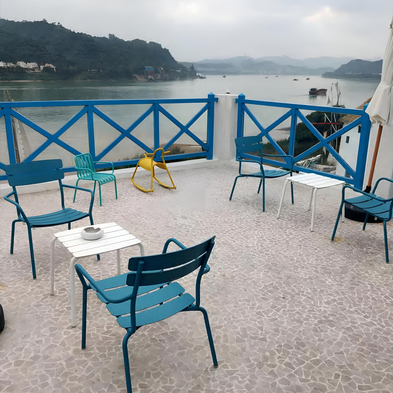 deck table and chairs (2).jpg